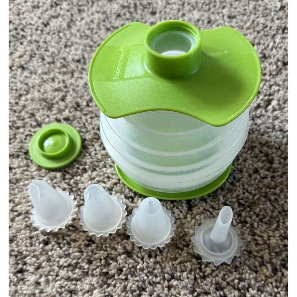 Tupperware 6255A-1 Green Squeeze-It Cake Decorator & 4 tips